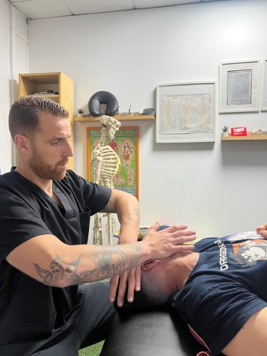 Javier realizando terapia manual en consulta